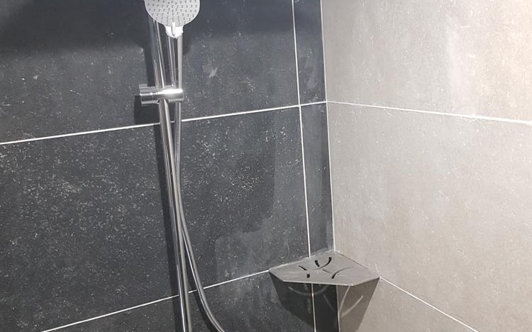 Pose d'une colonne de douche avec mitigeur thermostatique