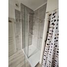 douche avec paroi fixe et volet pivotant