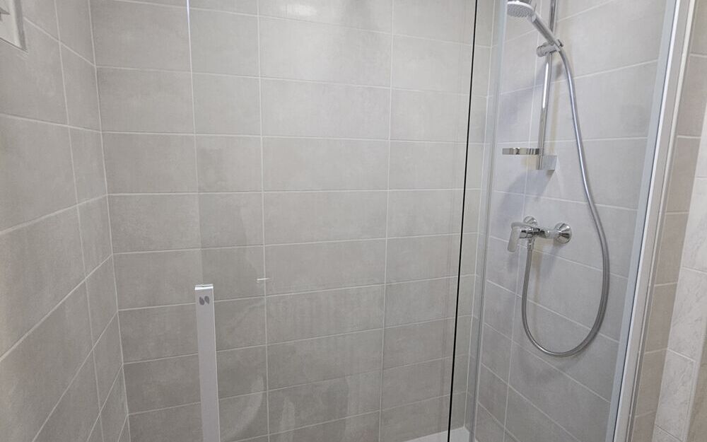 REMPLACEMENT D'UNE BAIGNOIRE PAR UNE DOUCHE A MOIRANS