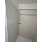 intérieur de la douche et tablette inox